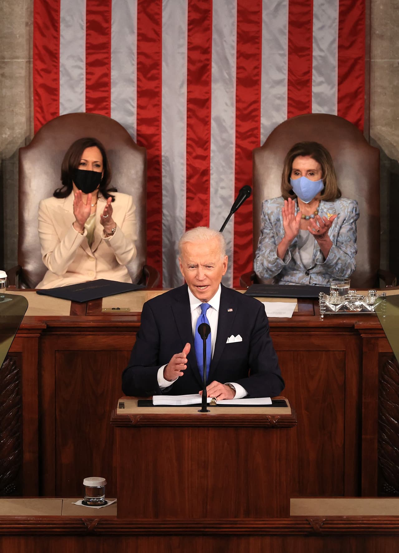 El presidente Joe Biden pronuncia su primer discurso desde que asumió el cargo flanqueado por la vicepresidenta Kamala Harris y la presidenta del Congreso Nancy Pelosi.