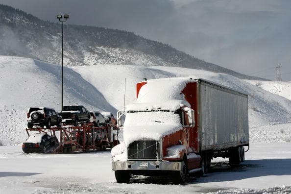 Los equipos de emergencia en los vehículos con cobijas, abrigos, linternas, alimentos extra, agua y hasta brújulas.