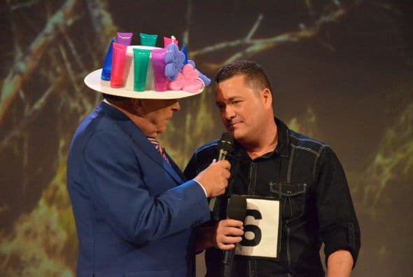 Finalmente tocó el turno del participante número 6; se notaba confiado y muy sonriente.