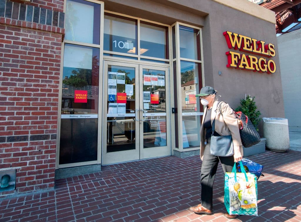 Wells Fago estaría por anunciar una gran cantidad de despidos y se espera que Charlotte, sea una de las ciudades afectadas por esa medida. Según comentó el director ejecutivo de Second Curve Capital, Tom Brown, los inversores quieren que los despidos se hagan rápidamente. 
<br>