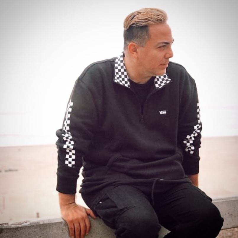 "¡Hola a todos! Después de mucho tiempo, años, de estar soltero, ustedes saben todo por lo que he pasado, 
<b>mis fracasos sentimentales</b>... hoy 
<b>Maite es parte de mi vida </b>y quiero darle la bienvenida y que ustedes la conozcan".
<br>