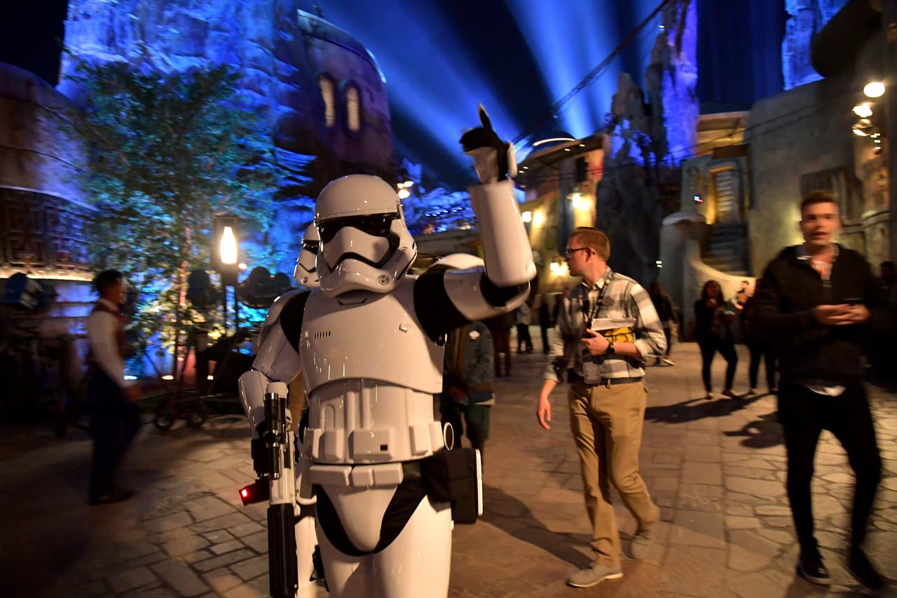 Soldados imperiales, Rey, Finn, Chewbacca, Kylo Ren, Poe y BB-8 son solo algunos de los personajes que podrás encontrar dentro del parque. ¿A quién más te gustaría ver?