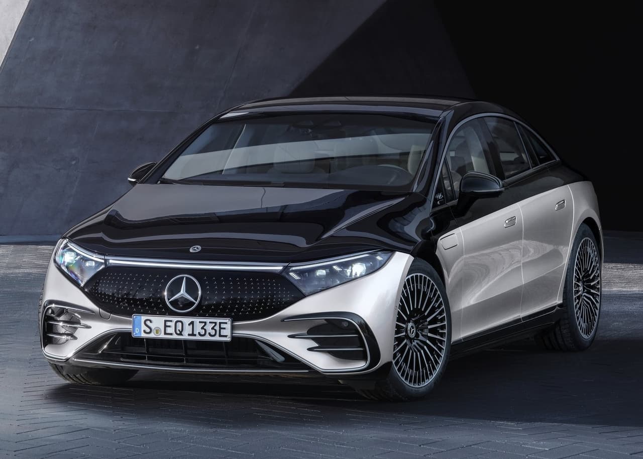 <h3 class="cms-H3-H3"><b>Mercedes-Benz EQS 2022</b></h3>
<br>
<br>El Mercedes-Benz EQS es el vehículo insignia de la marca alemana en el segmento de los carros eléctricos. Es el primero en usar una plataforma desarrollada exclusivamente para los modelos EV. Así también, es el primer vehículo totalmente eléctrico lanzado bajo la submarca EQ. Le seguirán el EQA, EQB y EQE. 
<br>