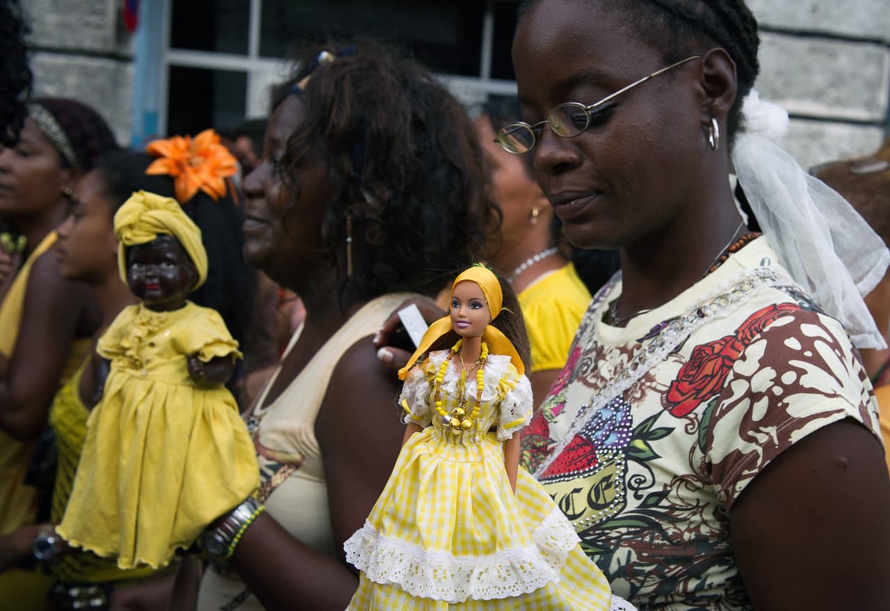 <b>ORULA - 24 de octubre al 23 de noviembre</b>
<br>La vidente de los orishas, muy astuta, sabia y enigmática. Sabe que el conocimiento es poder, tiene su precio y te lo cobrará. Son personas inteligentes, con grandes consejos, que tienen una especial intuición y espiritualidad muy fuerte. Son tranquilos, desprendidos y llenos de curiosidad.