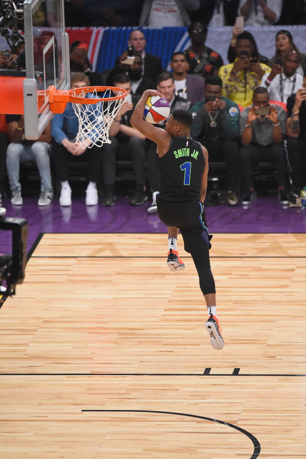 Donovan Mitchell, jugador del Utah Jazz, se convirtió en campeón del concurso de clavadas al vencer a Nance Jr. por 98-96. Te presentamos las mejores ejecuciones de la noche.