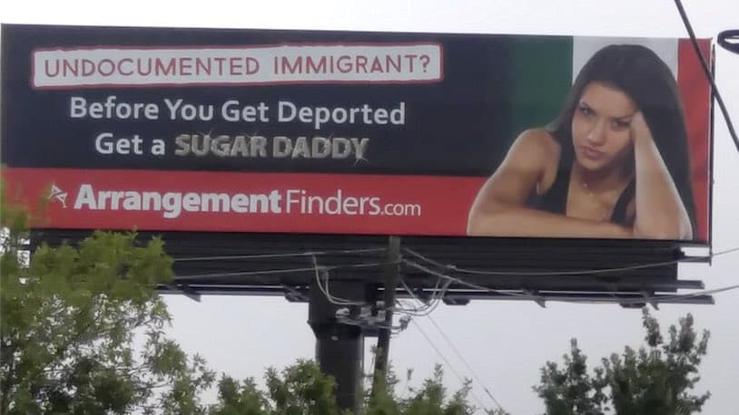 "¿Inmigrante indocumentada? Antes de ser deportada consigue un hombre rico", aconseja una valla publicitaria en Texas