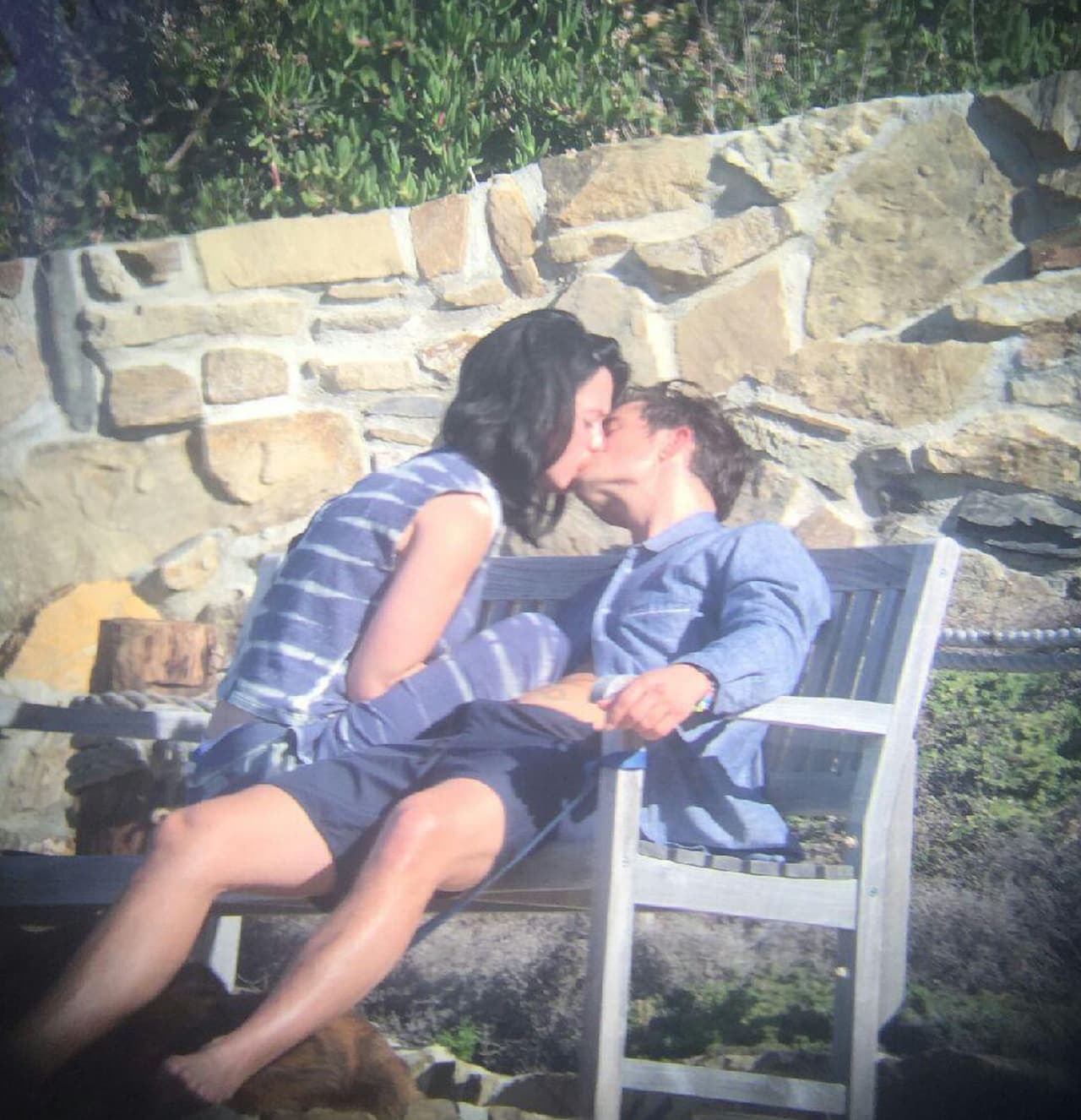 El paparazzi cachó a Katy Pery y a Orlando Bloom comiéndose a besos, ahora sí, paraece que la llama del amor entre estos dos está muy intensa.