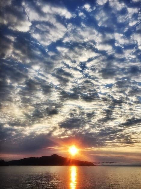 El cielo del área de la bahía fue compartido por decenas de usuarios de redes sociales.
