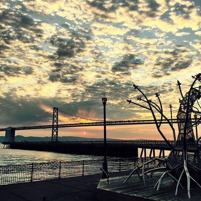 El cielo del área de la bahía fue compartido por decenas de usuarios de redes sociales.