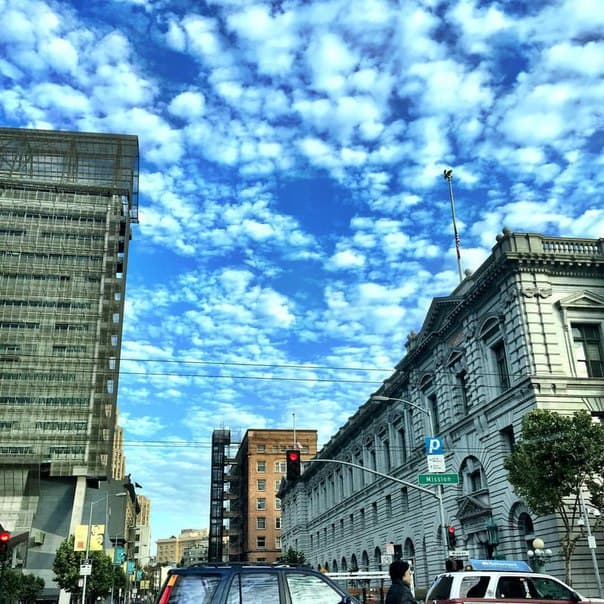El cielo del área de la bahía fue compartido por decenas de usuarios de redes sociales.