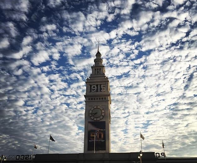 El cielo del área de la bahía fue compartido por decenas de usuarios de redes sociales.