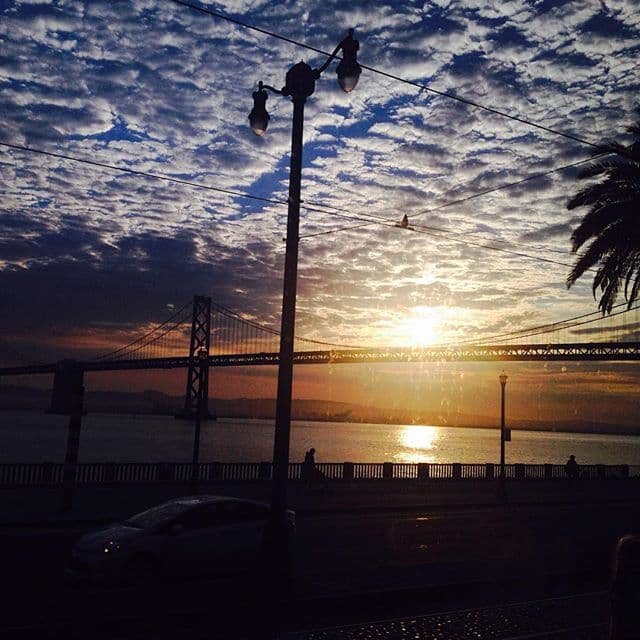 El cielo del área de la bahía fue compartido por decenas de usuarios de redes sociales.