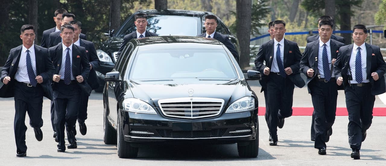 Así llegó a la zona fronteriza el líder norcoreano Kim Jong Un, en un vehículo blindado y rodeado de un cordón de guardaespaldas.