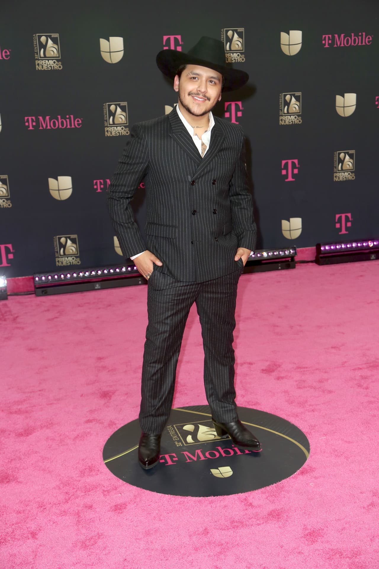 Otro de los hombres que sorprendió con su elegancia fue el cantante de regional mexicano Cristian Nodal. El mexicano eligió un traje cruzado de rayas con camisa blanca sin corbata, tejana en riguroso color negro y botas vaqueras.