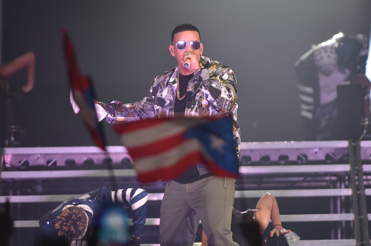 Daddy Yankee
<b>: </b>Su nombre es 
<b>Ramón Luis Ayala Rodríguez</b>, pero le gustó Daddy Yankee porque en la jerga popular boricua significa ‘gran padre’, un apelativo que podía causar impacto en el reggaetón. La fórmula no le falló. Este año está nominado al Latin Grammy en Mejor Fusión/Interpretación Urbana, por su disco ‘Yo contra ti’, junto a la Orquesta Sinfónica de Puerto Rico. 
<br>