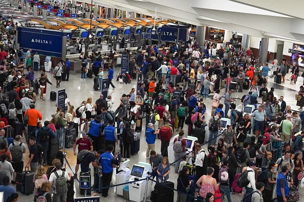 ATLANTA, GEORGIA - 20 DE JULIO: La gente hace fila en el Aeropuerto Internacional Hartsfield-Jackson el 20 de julio de 2024 en Atlanta, Georgia. Tras la interrupción global de TI de ayer, la gente sigue teniendo problemas para navegar en los viajes aéreos, encontrar su equipaje y volver a reservar vuelos que habían sido cancelados. (Foto de Megan Varner/Getty Images) Crédito: Getty Images.