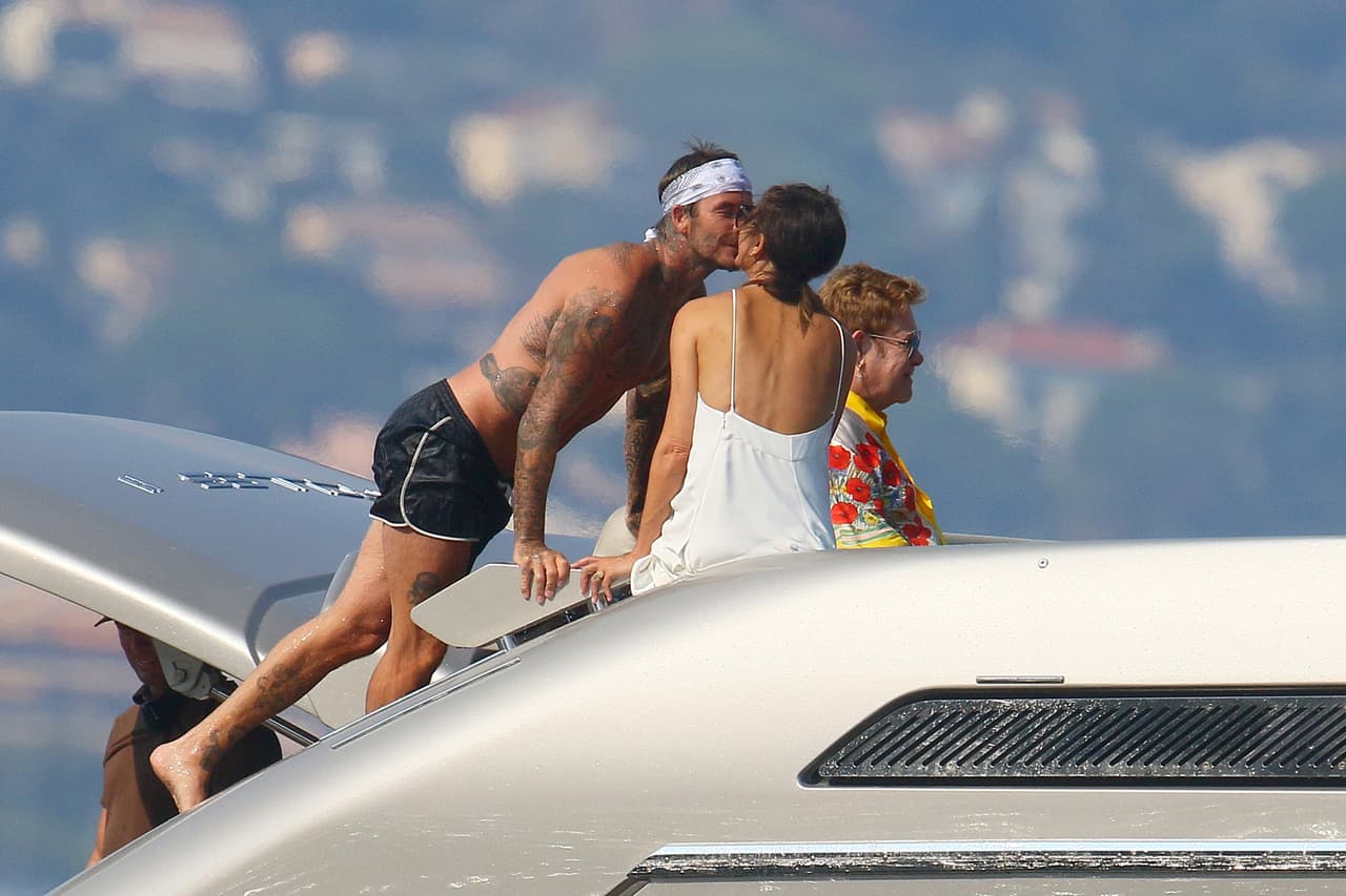 El también empresario se cambió de ropa y antes de lanzarse al agua le regaló un tierno beso a Victoria.