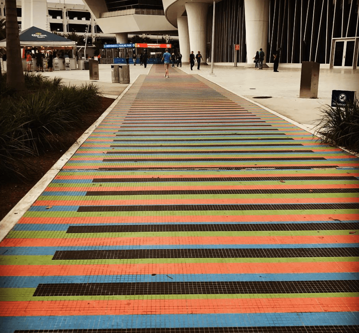 Una de las obras de Cruz-Diez en las afueras del 
<a href="https://www.mlb.com/marlins/ballpark" target="_blank">estadio de béisbol de los Marlins </a>en La Pequeña Habana en Miami.