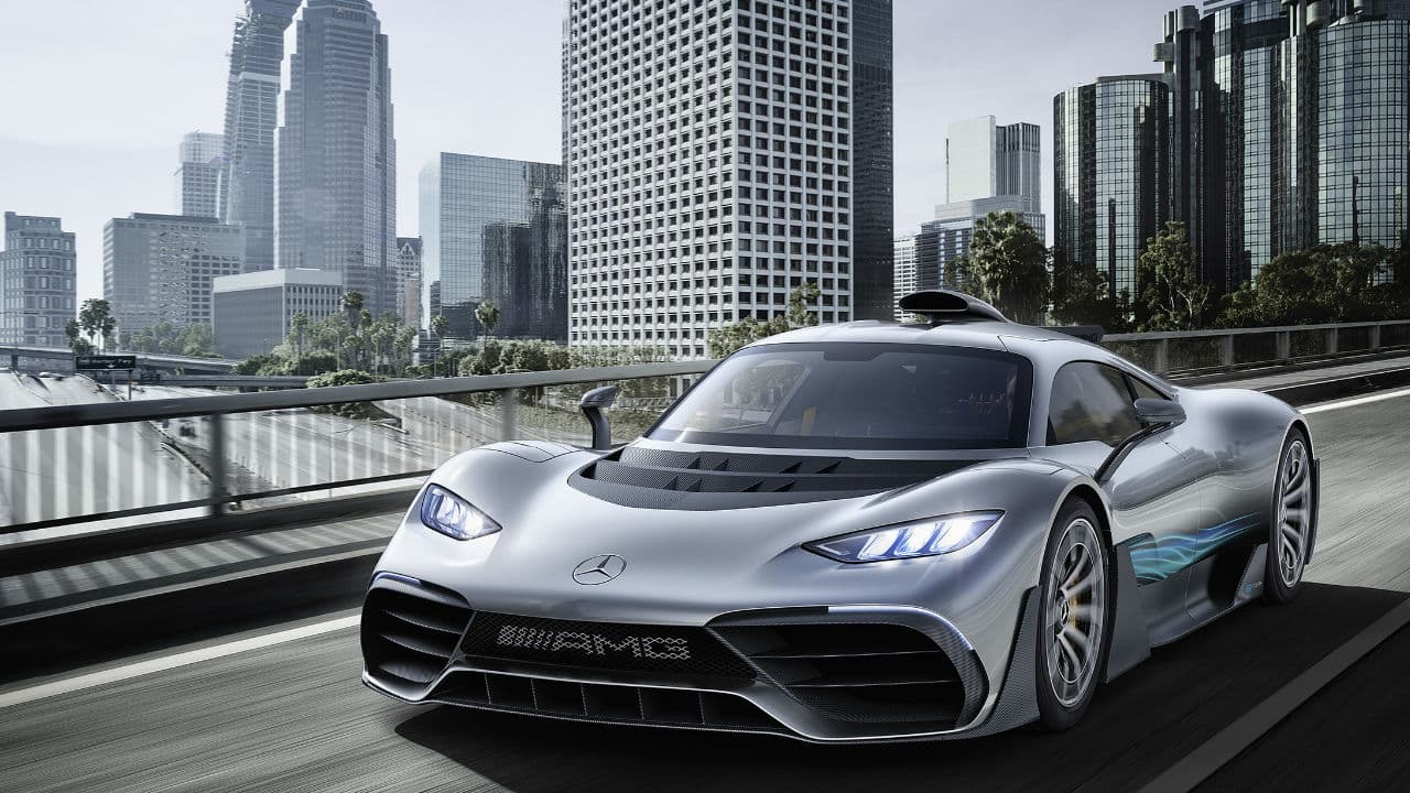 Su presentación durante el Auto Show de Frankfurt corrió a cargo de 
<b>Lewis Hamilton, piloto de la escudería Mercedes-AMG</b>, quien presumió ser la persona que más conoce la mecánica del Project One.