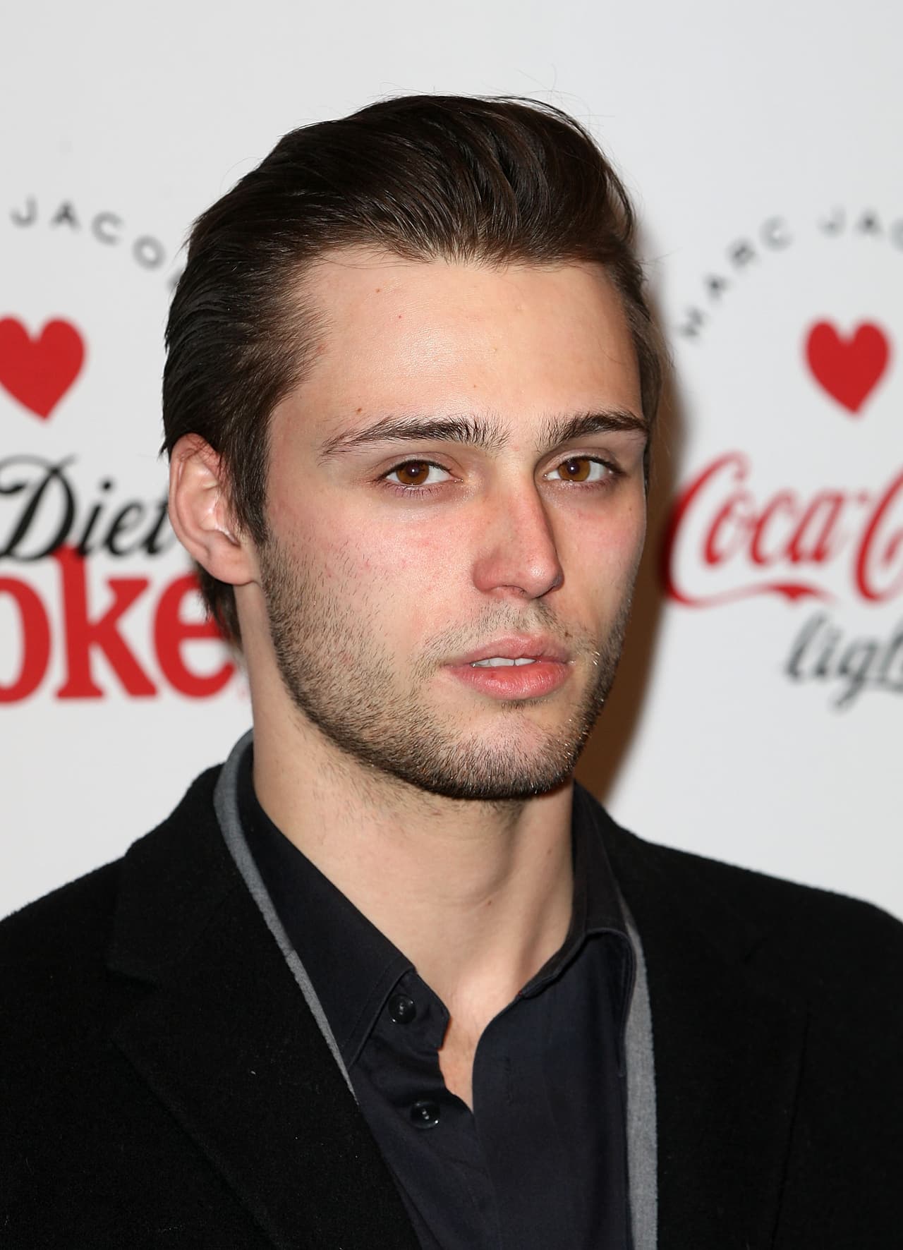 Este galán se llama Claude Simonon, tiene 22 años y además es hijo del bajista británico Paul Simonon, quien forma parte de la banda The Clash.