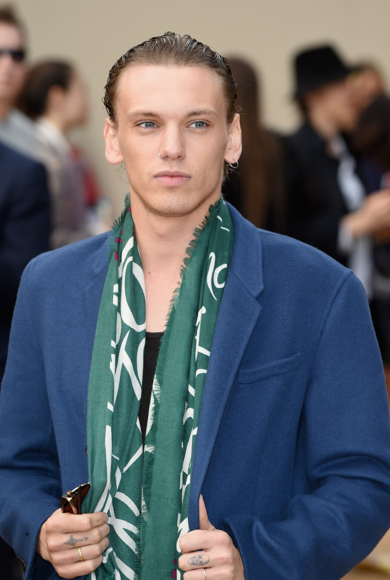 ¿Identifican a este rubio? Seguramente lo recordarán en las películas de Harry Potter, Jamie Campbell Bower en verdad que le roba el aliento a cualquiera.