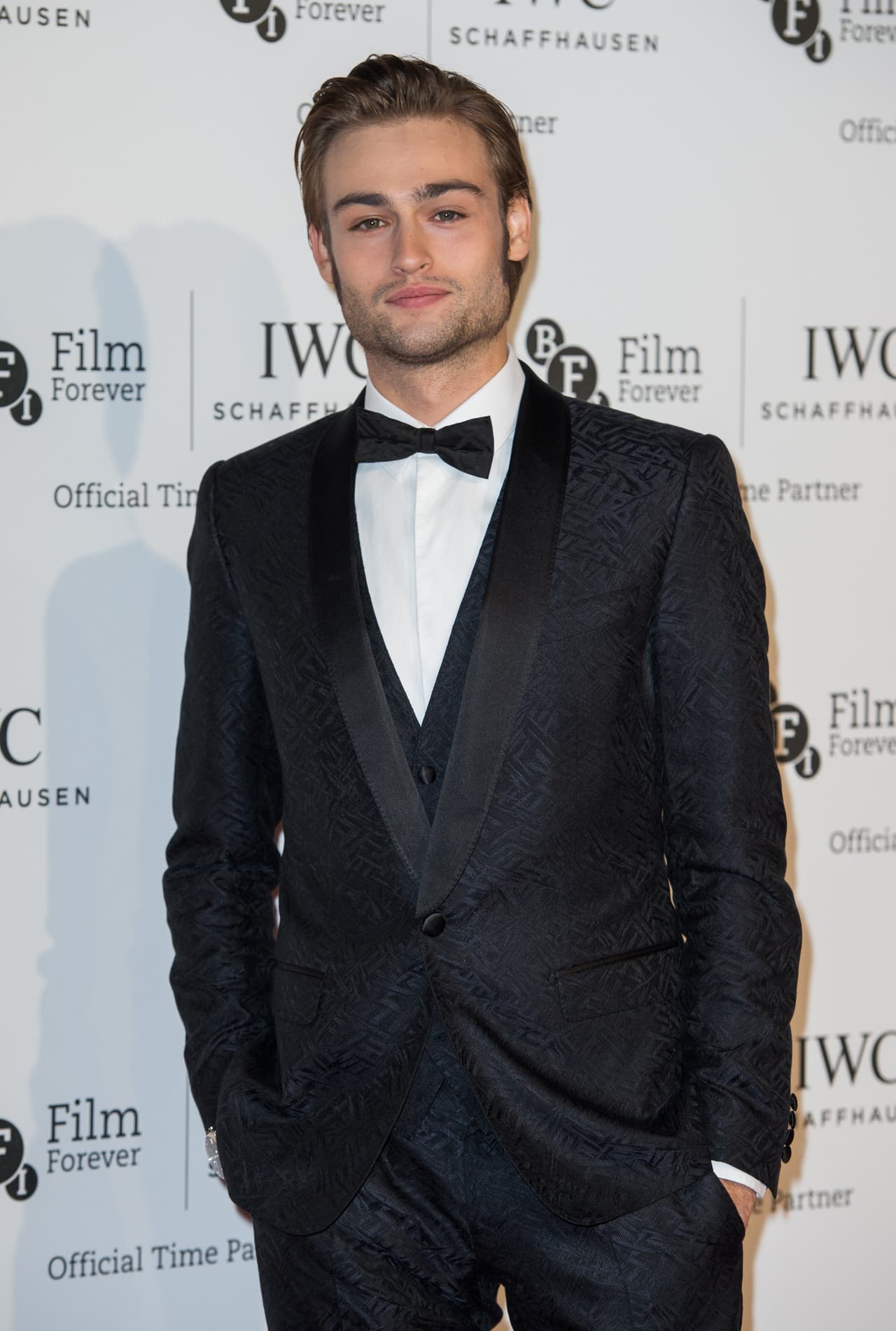 Douglas Booth tiene nada menos que 23 años. Es conocido por su actuación en Worried About the Boy y además es imagen de la reconocida marca Burberry.