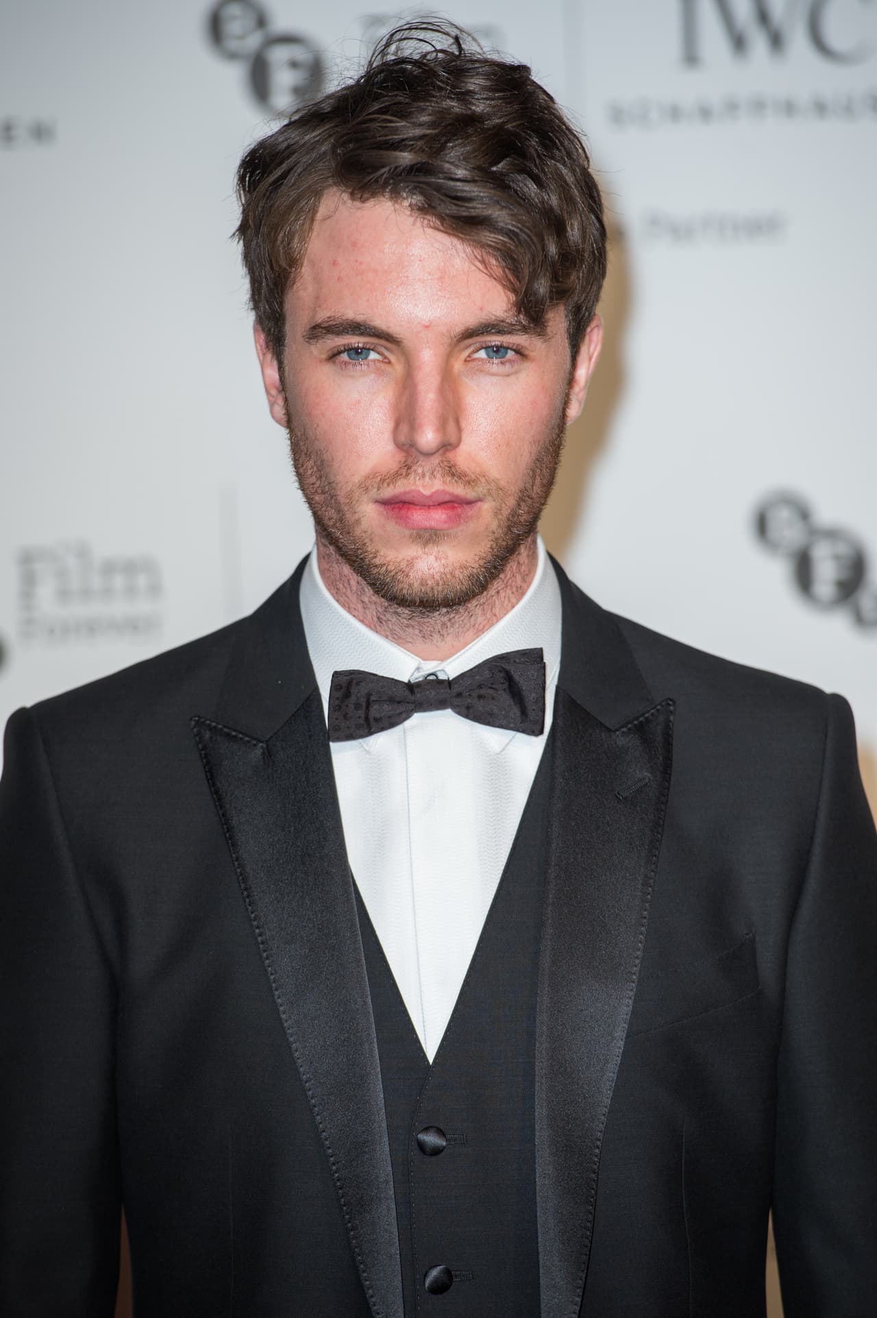 ¿Les gusta este galán? Para quienes no lo conocen es el actor británico Tom Hughes.