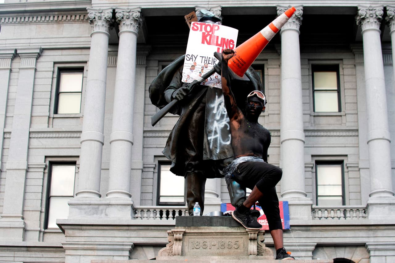 Una estatua conmemorativa de la guerra civil vandalizada por manifestantes en Denver, Colorado, el 31 de mayo.