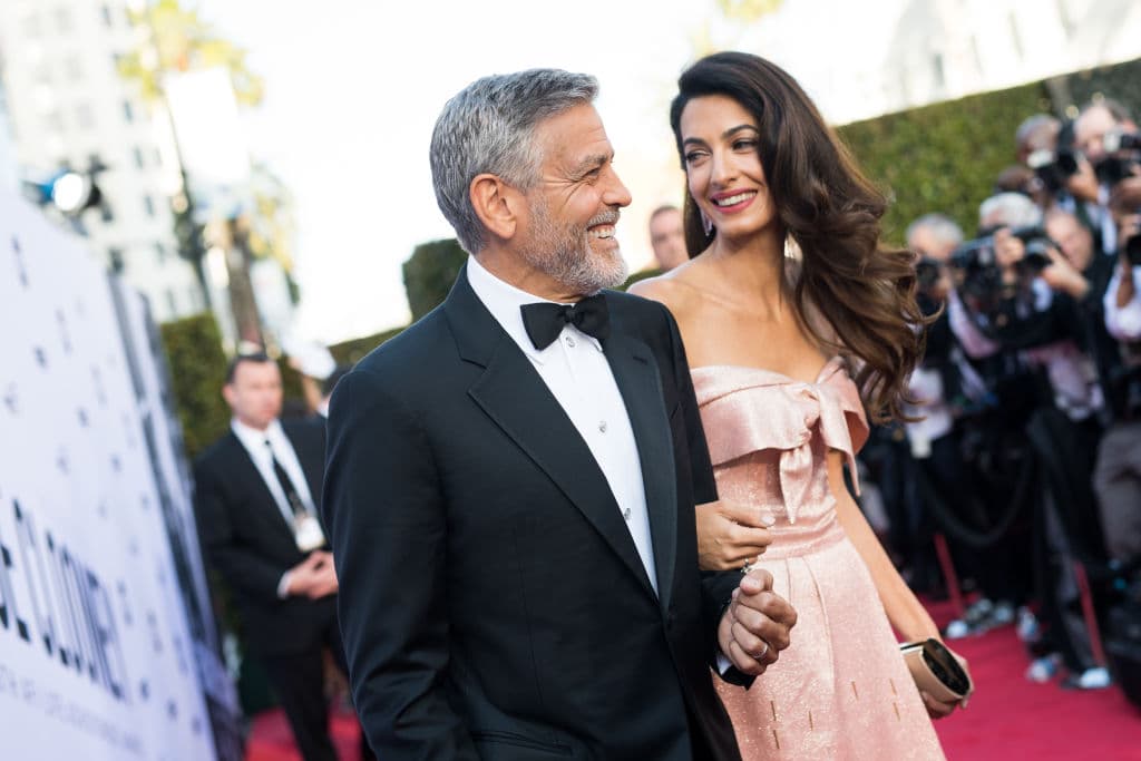 Justamente en esta fecha,
<b> el actor cumplió 58 años,</b> por lo que comentó,
<b><a href="https://www.etonline.com/george-clooney-jokes-that-the-royal-baby-is-stealing-my-thunder-at-catch-22-premiere-exclusive" target="_blank">a Entertainment Tonight</a>,</b> que la razón de su “molestia” es que ahora compartirá cumpleaños con el hijo de los duques de Sussex.
