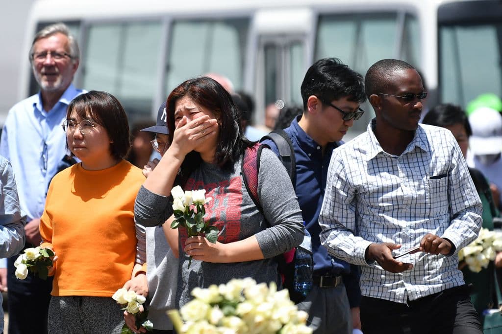 "Ayer, encontré una pierna", aseguró a la agencia AFP Zhang Jun, un obrero chino que trabajaba con su excavadora en la extensión del aeropuerto de Adis Abeba, antes de que lo llamaran para participar en las tareas de rescate.