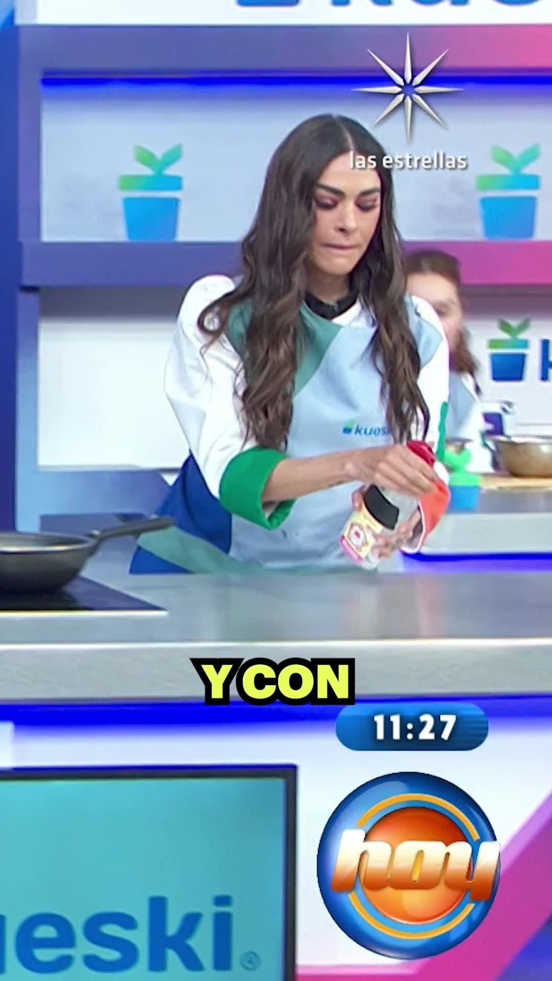 La chef Tere le pide a Galilea recoger su cabello mientras cocina