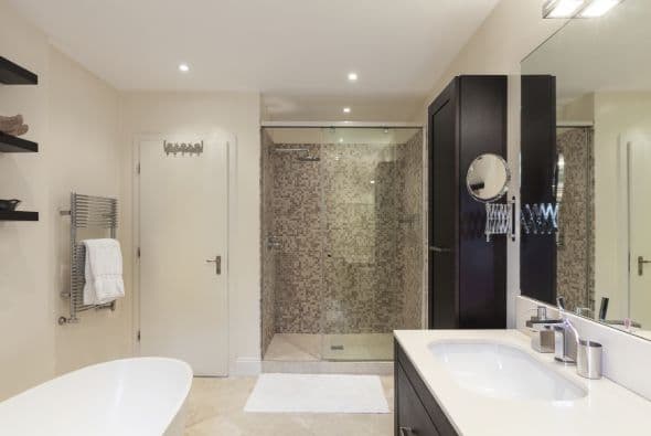 3. Ilumina el baño. Se necesita más que una lámpara de techo para “bañarlo” de luz.