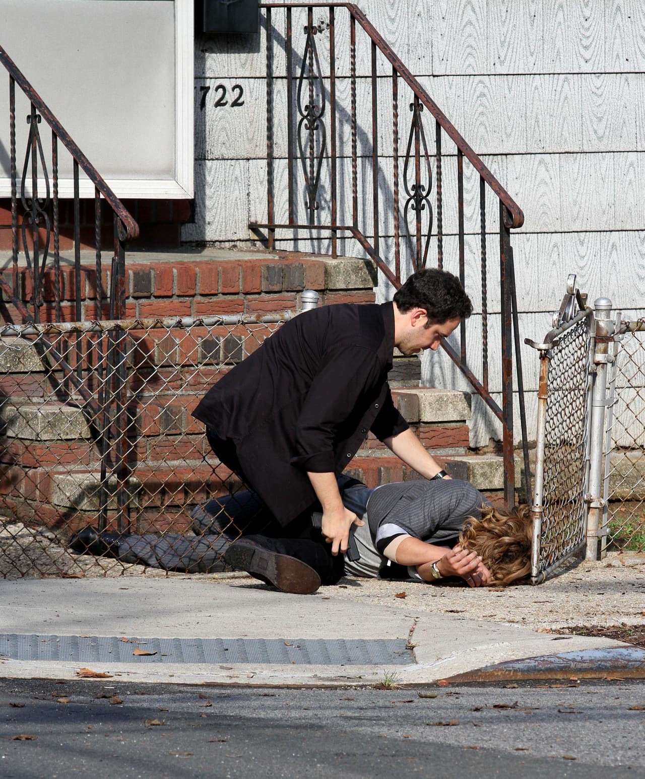 En seguida llegó corriendo uno de sus compañeros. Con todo el profesionalismo que la distingue, la cantante siguió con el guión.