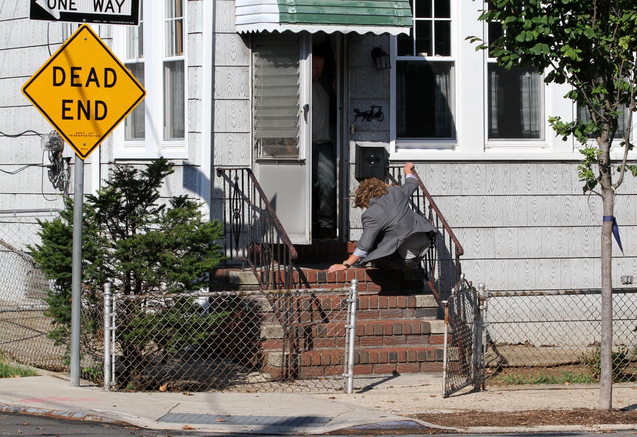 En una escena de acción, ella es arrojada con violencia por las escaleras.