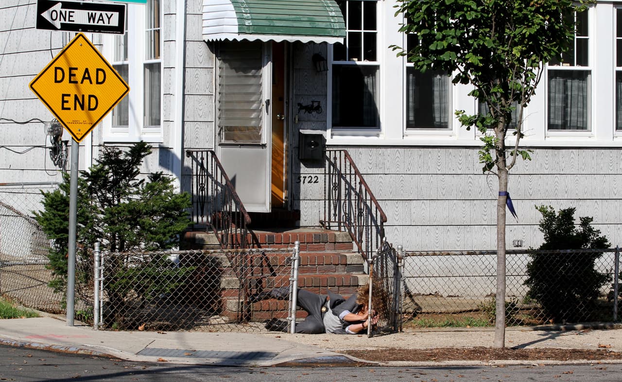 Jenni se llevó las manos a la cara, y aunque cayó en una colchoneta, pudo haber sufrido el riesgo de pegarse en alguna de las partes de su cuerpo.