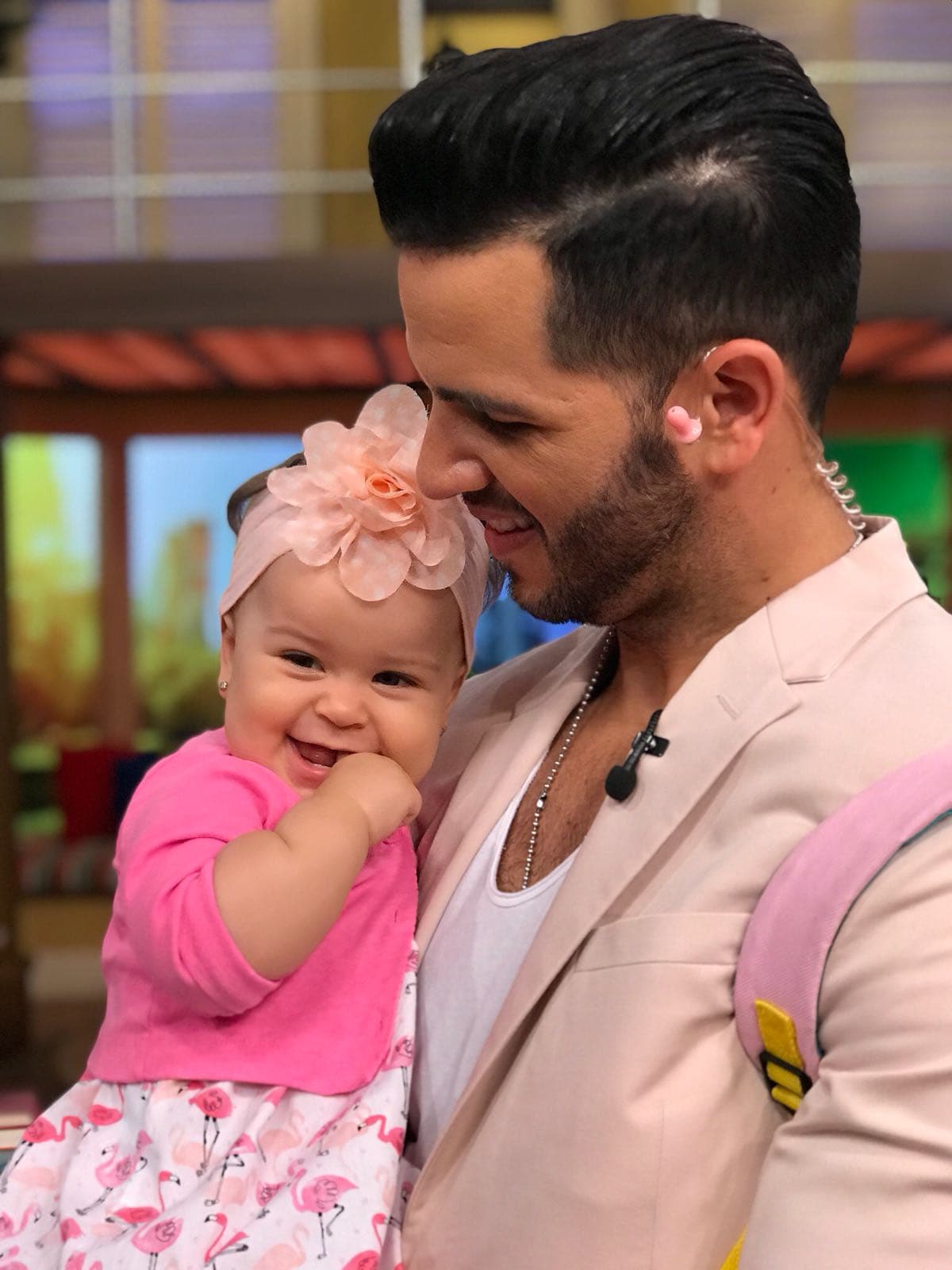 Silvana se puso muy alegre de ver a su papá y de poder estar con él por primera vez en su trabajo.