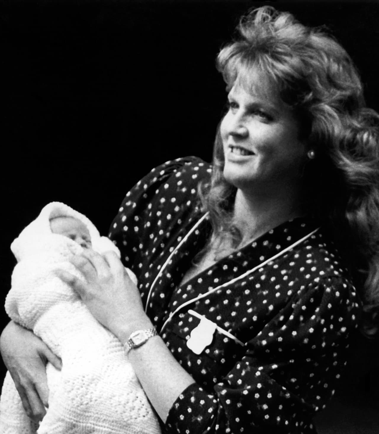 <b>13 agosto 1988</b>
<br>La duquesa de York mostró a su primer hija Beatrice afuera del hospital de Portland en Londres, en medio de una gran expectativa de medios y fanáticos.