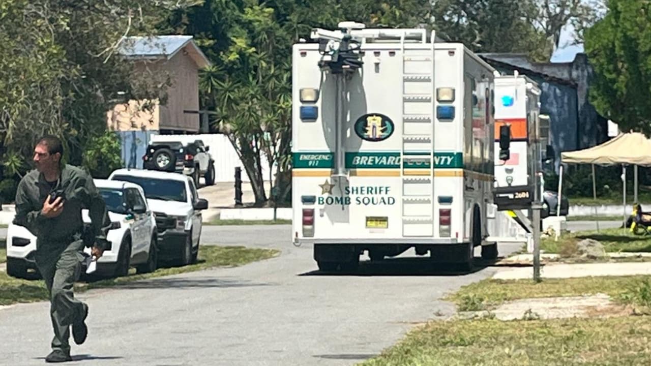 Evacúan vecindario tras hallar explosivos en una vivienda en el condado Brevard