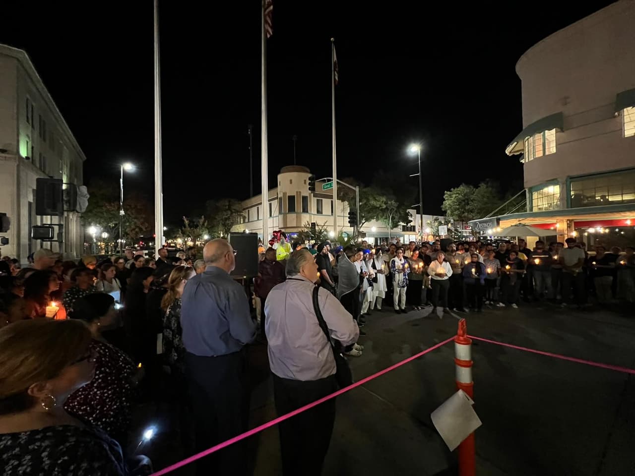 Las calles aledañas a Bob Hart Square fueron cerradas para permitir la reunión de cientos de personas.