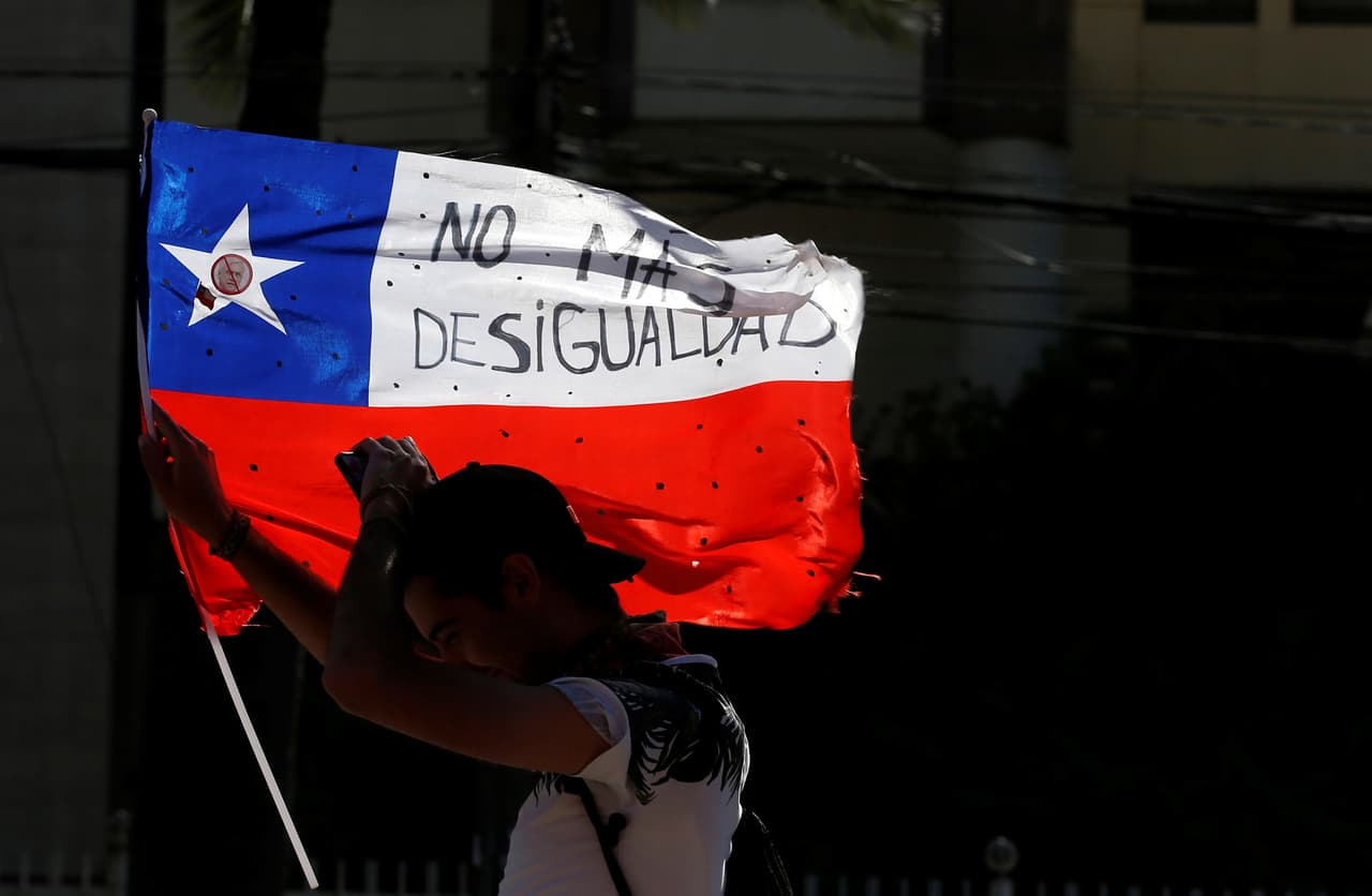 Como ocurrió en Puerto Rico, los jóvenes también han sido uno de los motores de 
<b>las protestas en contra del modelo económico y la desigualdad en Chile.</b> Las manifestaciones que se desataron tras un alza en el precio del metro a mediados de octubre de este año se convirtieron con el paso de los días en 
<b><a href="https://www.univision.com/noticias/america-latina/chile-desperto-miles-protestan-en-la-manifestacion-mas-masiva-desde-el-retorno-a-la-democracia-en-ese-pais">las más masivas desde el retorno a la democracia</a></b> en el país sudamericano que sufrió la cruenta dictadura de Augusto Pinochet.