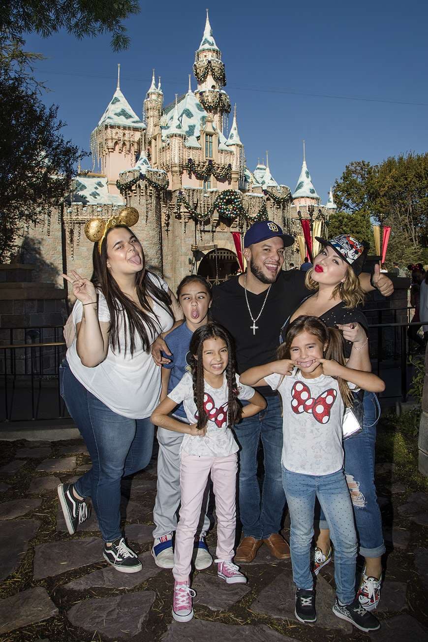 Chiquis y su galán grupero estuvieron acompaños por las hijas de él y su hermana, Jenicka Marín.