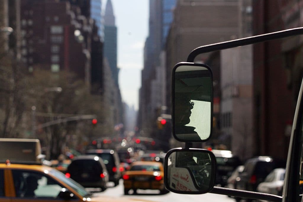 Para realizar esta lista, se basaron en la cantidad total de horas que los conductores se retrasaron en el tráfico durante el año; o sea, 
<b>el tiempo adicional que pasaron viajando en tramos congestionados</b> por el tráfico en lugar de a velocidades de flujo libre, en las horas punta (entre 6 y 10 am y entre 3 y 7 pm).
