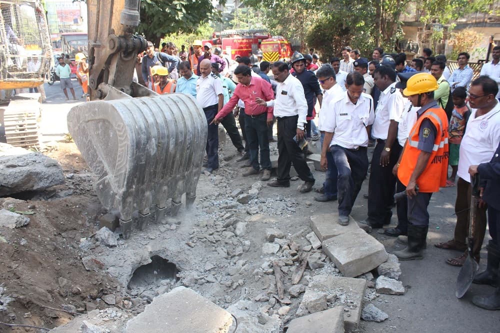 Para liberarlo, hizo falta una excavadora, como muestra la imagen que tuvo que romper el cemento de la calle donde se quedó atrapado.