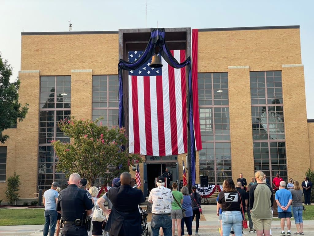 El jefe de la policía de Denton compartió esta foto con unas palabras del jefe de bomberos el Capitán Hempstead, “Tenemos que volver a cómo éramos el 12 de septiembre y no preocuparnos por las cosas pequeñas.”