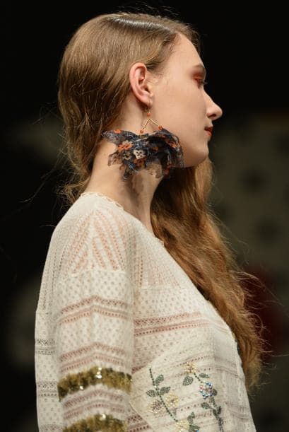 Largos. Los encuentras en diseños sofisticados y elaborados en tela que logran destacar esta zona de tu rostro.