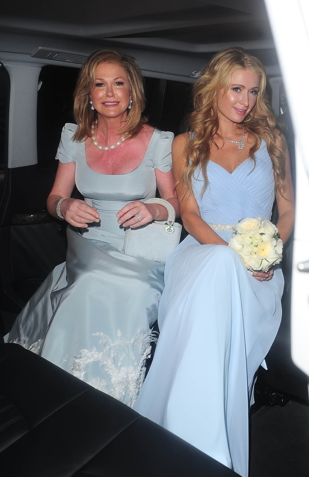 Tanto Paris como su madre eligieron usar vestidos en color celeste.