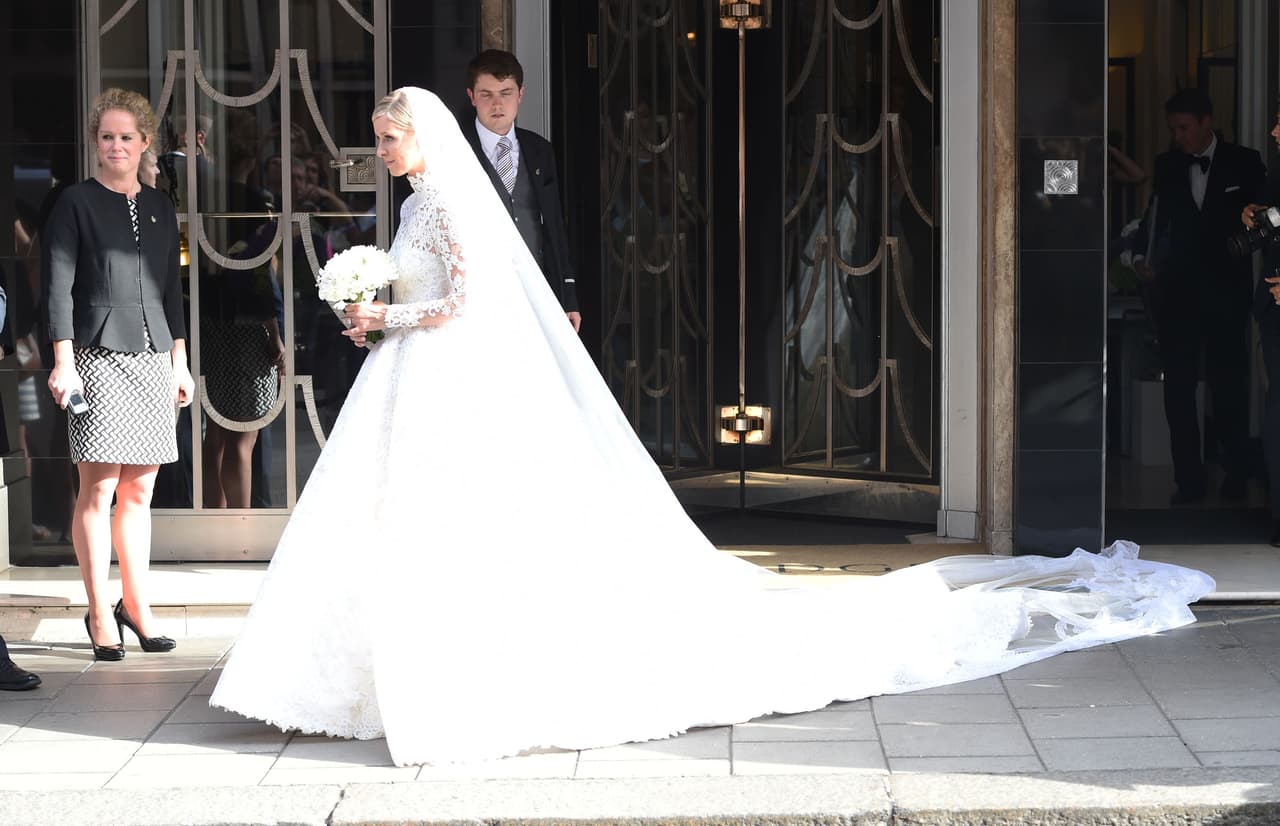 Se atoró a su salida del hotel Claridge en la llanta de un Bentley.