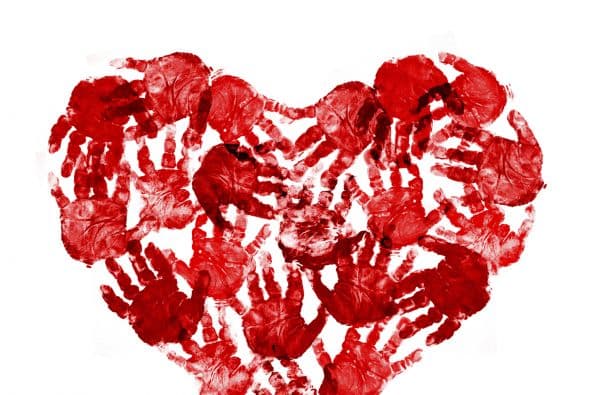 Huellas de manos con forma de corazón. Solo necesitas pintura y papel para imprimir las huellas de las manos de tus hijos y usar el resultado como decoración. Es una actividad artesanal muy rápida de elaborar, y un lindo recuerdo también.