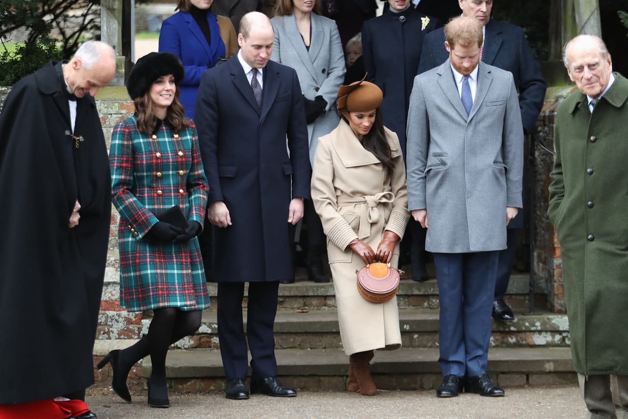 En esta imagen quedó capturado el momento en el que Markle, el príncipe Harry y los duques de Cambridge hacen una reverencia como muestra de cortesía y respeto a la reina Isabel.