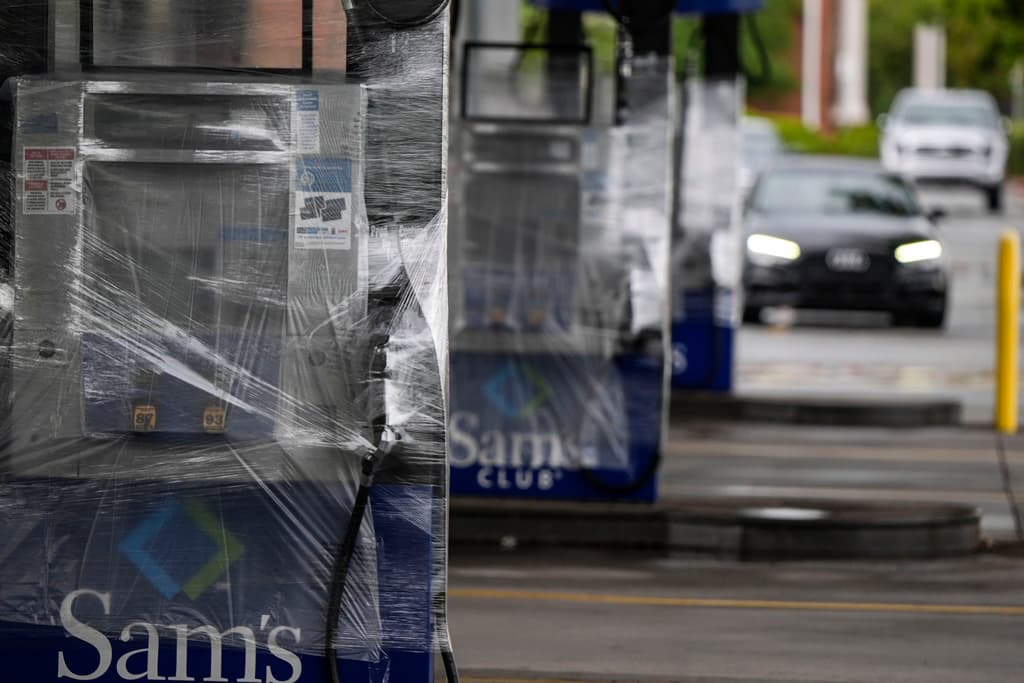 En Valdosta, al sureste de 
<b><a href="https://www.univision.com/local/atlanta-wuvg/como-reportar-arboles-caidos-fallas-electricas-inundaciones" target="_blank">Atlanta, Georgia</a></b>, el club Sam's selló con plástico las máquinas de venta de gasolina para evitar 
<b>grandes pérdidas</b> por los vientos del huracán Helene.